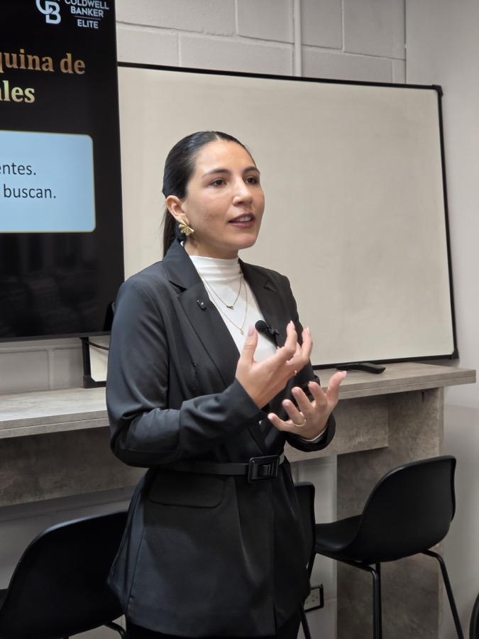 Clara Pérez dando una capacitación